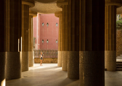 FIlle seule entre les colonnes de Gaudi