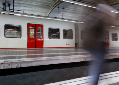 Un passant dans le métro de Barcelone