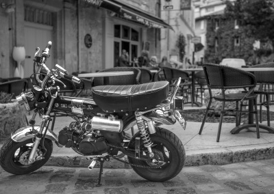 La moto sur la place